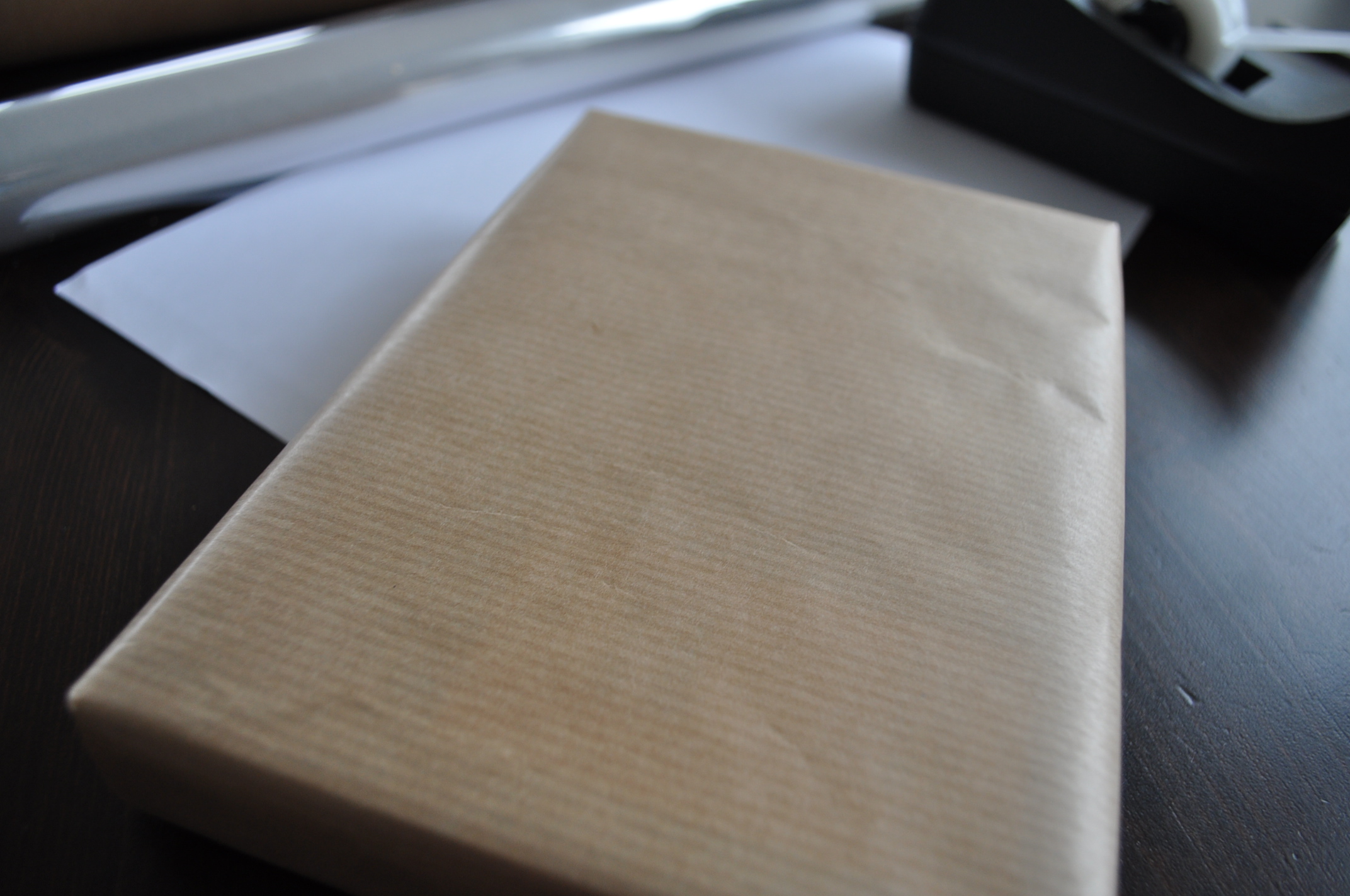 Kerstcadeaus inpakken met bruin papier & doorzichtige folie