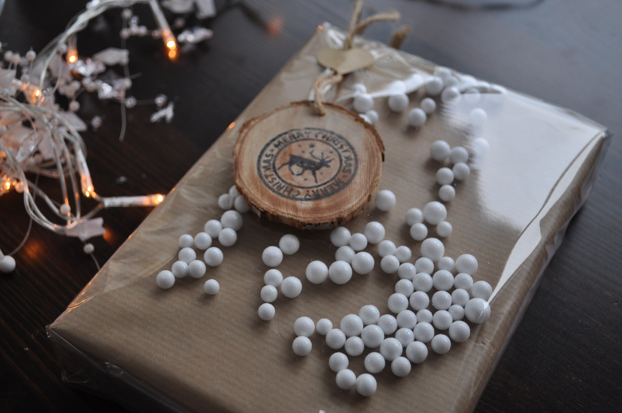 Kerstcadeaus inpakken met bruin papier & doorzichtige folie