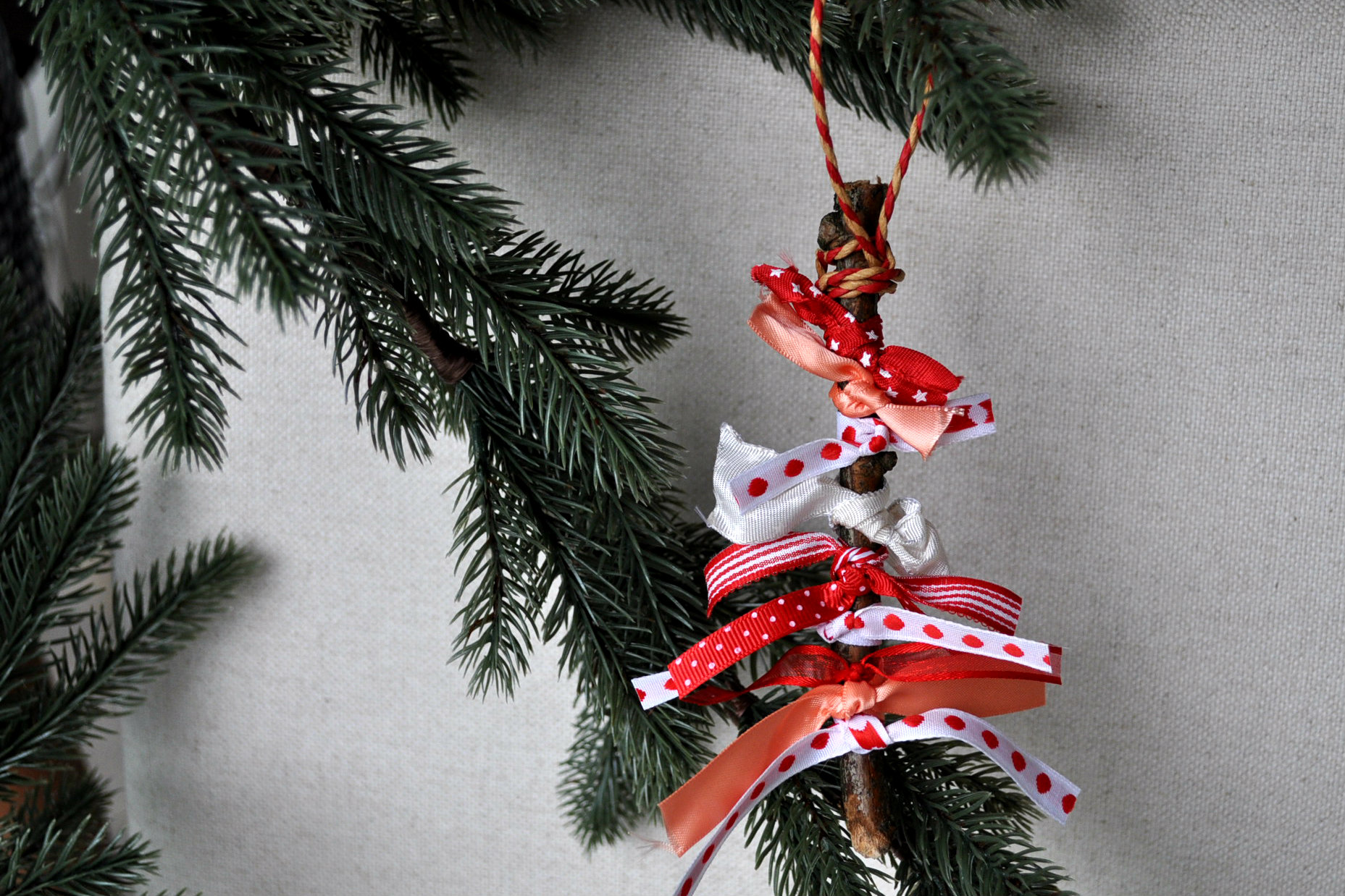 Kerstversiering maken: diy kerstboompje van twijgje & lint