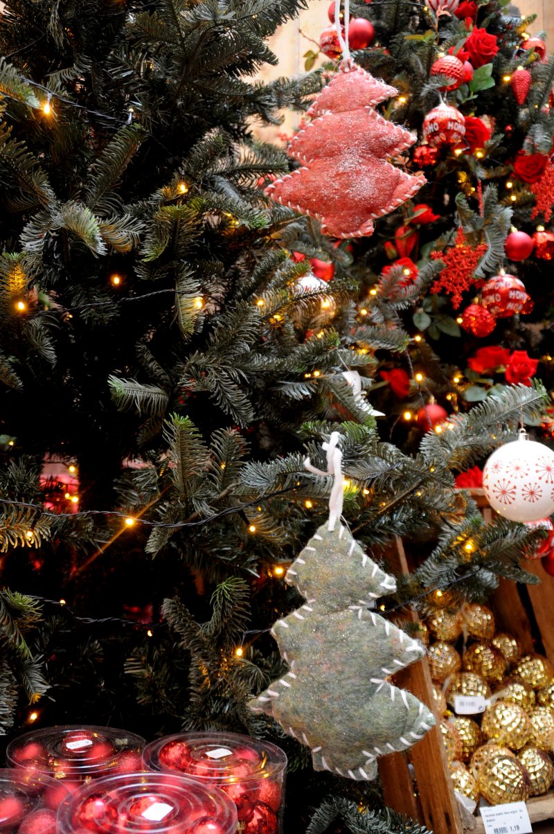 Kerstshow de boet: iedere kleur die je kersthart begeert ... Levend groen roze