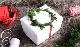 Cadeautjes versieren met kerstkransjes van echt groen