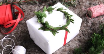 Cadeautjes versieren met kerstkransjes van echt groen