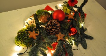 Kerststukje maken op tafel