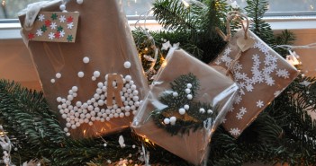 Cadeaus inpakken met bruin papier & folie kerstcadeautjes inpakken met bruin papier en doorzichtige folie
