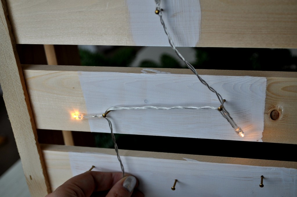 lampjes ophangen houten kerstboom 1