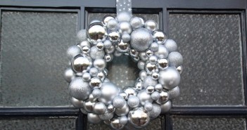 Last-minute DIY: kerstkrans van kerstballen maken