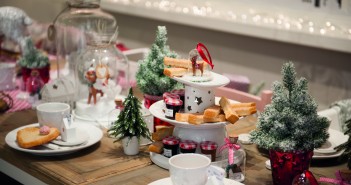 Kersttrend: traditionele kerstkleuren met roze kersttrends 2015 - traditionele kerstversiering
