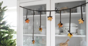 Slinger maken met vallende herfstbladeren