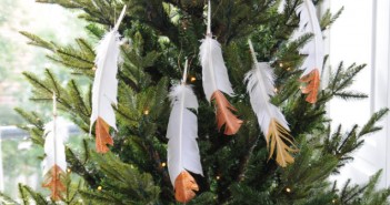 Dip dye: geverfde veren voor in de kerstboom kerst veren dip dye DIY knutselen kerstdecoratie