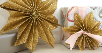 Glitterende kerstster vouwen om je kerstcadeaus te decoreren