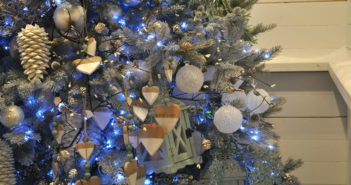 Kersttrend: Misty Lake met blauw & groen