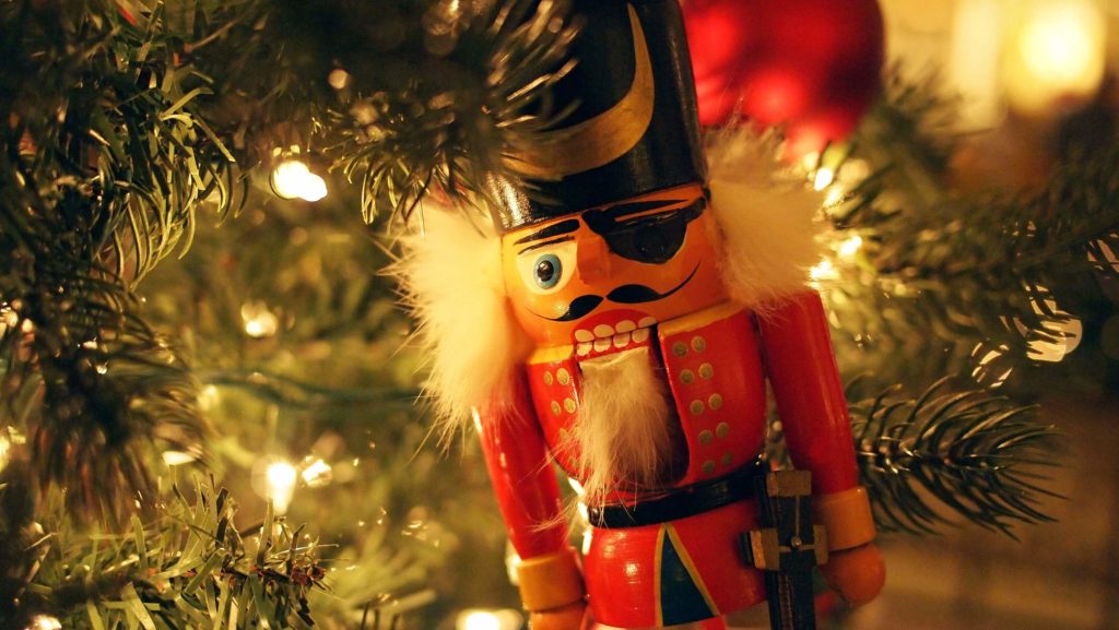 traditionele notenkraker in kerstboom