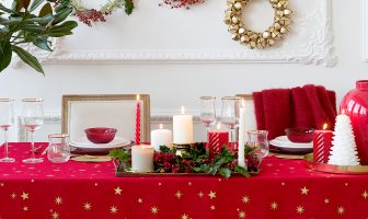 Kersttafel dekken met traditioneel rood in de hoofdrol