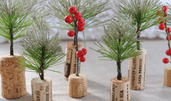 Mini kerstboompjes maken van kurk & guirlande