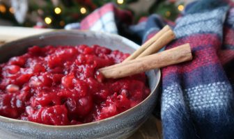Snelle cranberrysaus met granaatappelpitjes
