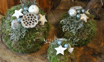Kerststukje maken: feestelijke bollen van mos