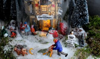 Mini kerstdorpje maken onder een glazen stolp