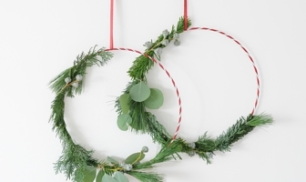 Halve kerstkrans maken op een metalen ring