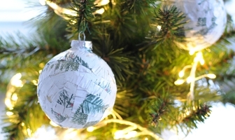 Oude kerstballen beplakken met cadeaupapier kerstballen beplakken