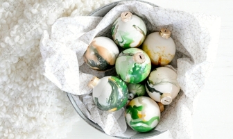 Marble kerstballen maken met nagellak