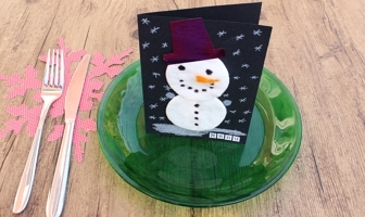 Kerstknutselen met kinderen: sneeuwpop van wattenschijfjes sneeuwpop van wattenschijfjes bord