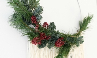 Moderne kerstkrans met wol & kerstgroen