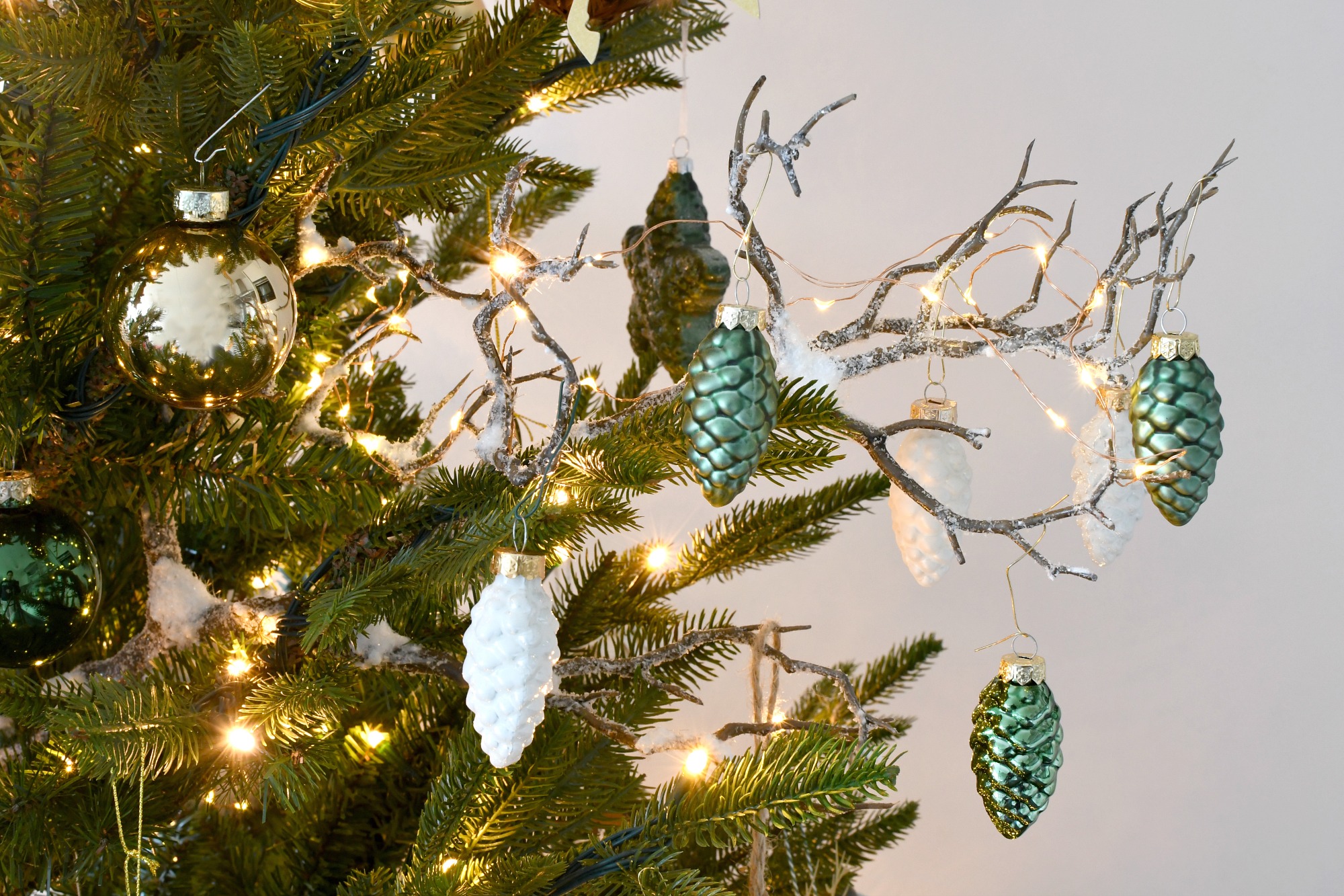 kerstboom met natuurlijke kerstdecoratie