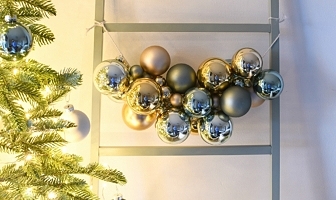 Een super simpele slinger van kerstballen