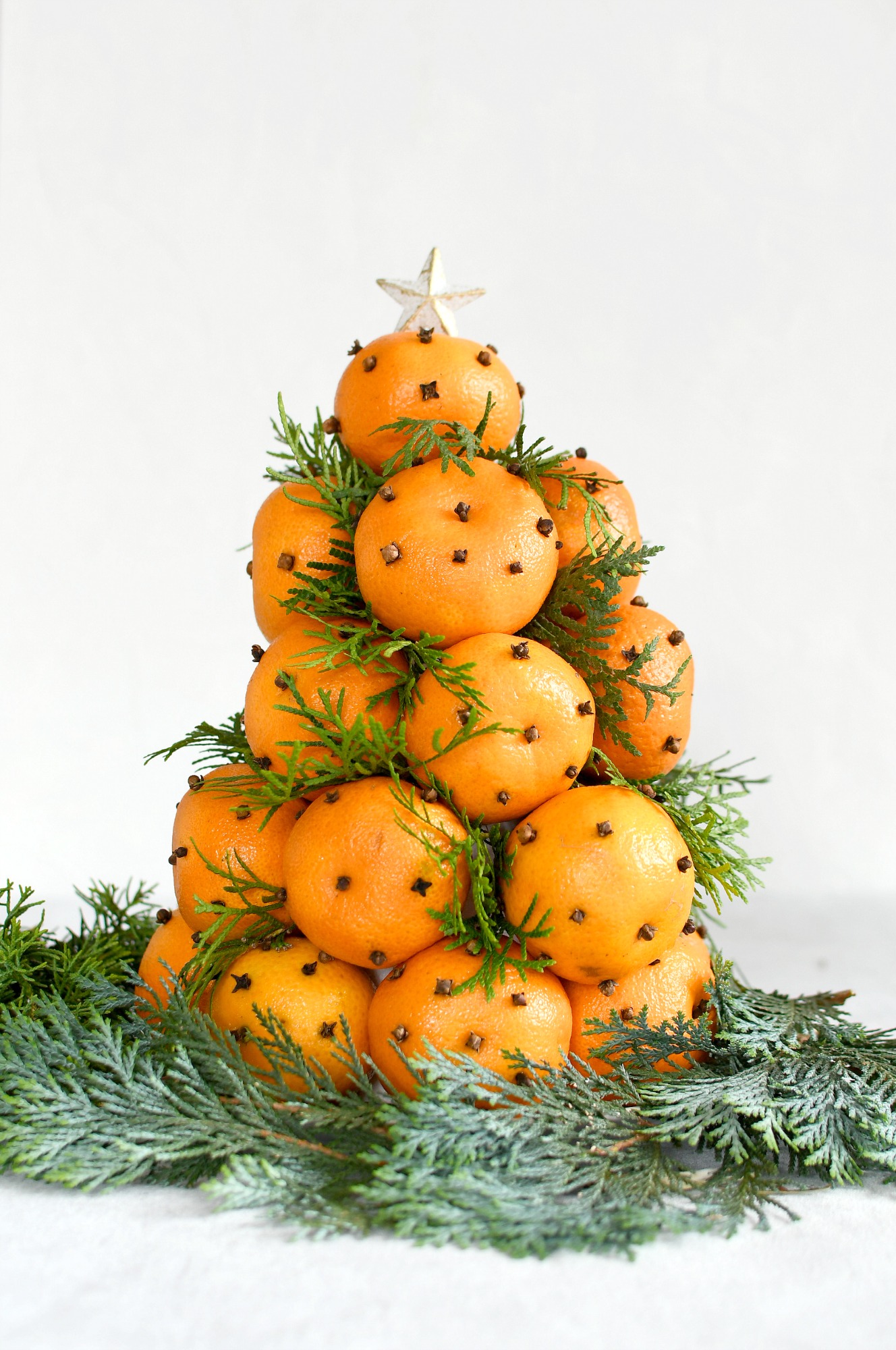 kerstboom van mandarijnen voor op de kersttafel