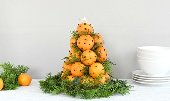 kerstboom van mandarijnen voor op de kersttafel
