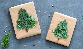 Cadeautjes versieren met kerstboompjes van Conifeer