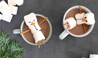 Warme chocolademelk met sneeuwpop van marshmallows