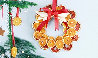 kerstkrans van gedroogd citrusfruit