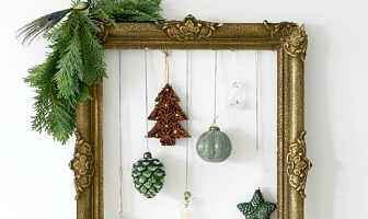 Kerstballen ‘in the picture’ met een brocante schilderijlijst