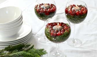 Versieridee voor de kersttafel: drijfkaarsen & cranberries
