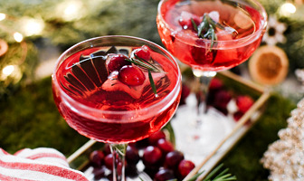Kerstcocktail met cranberrysap & feestelijke ijsklontjes kerstcocktail cranberrysap