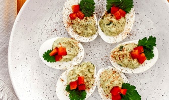 Recept | Gevulde eieren, maar dan in kerststijl