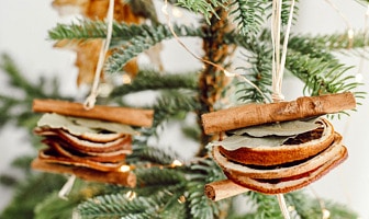DIY | Natuurlijke kerstversiering van sinaasappel, laurier & kaneel