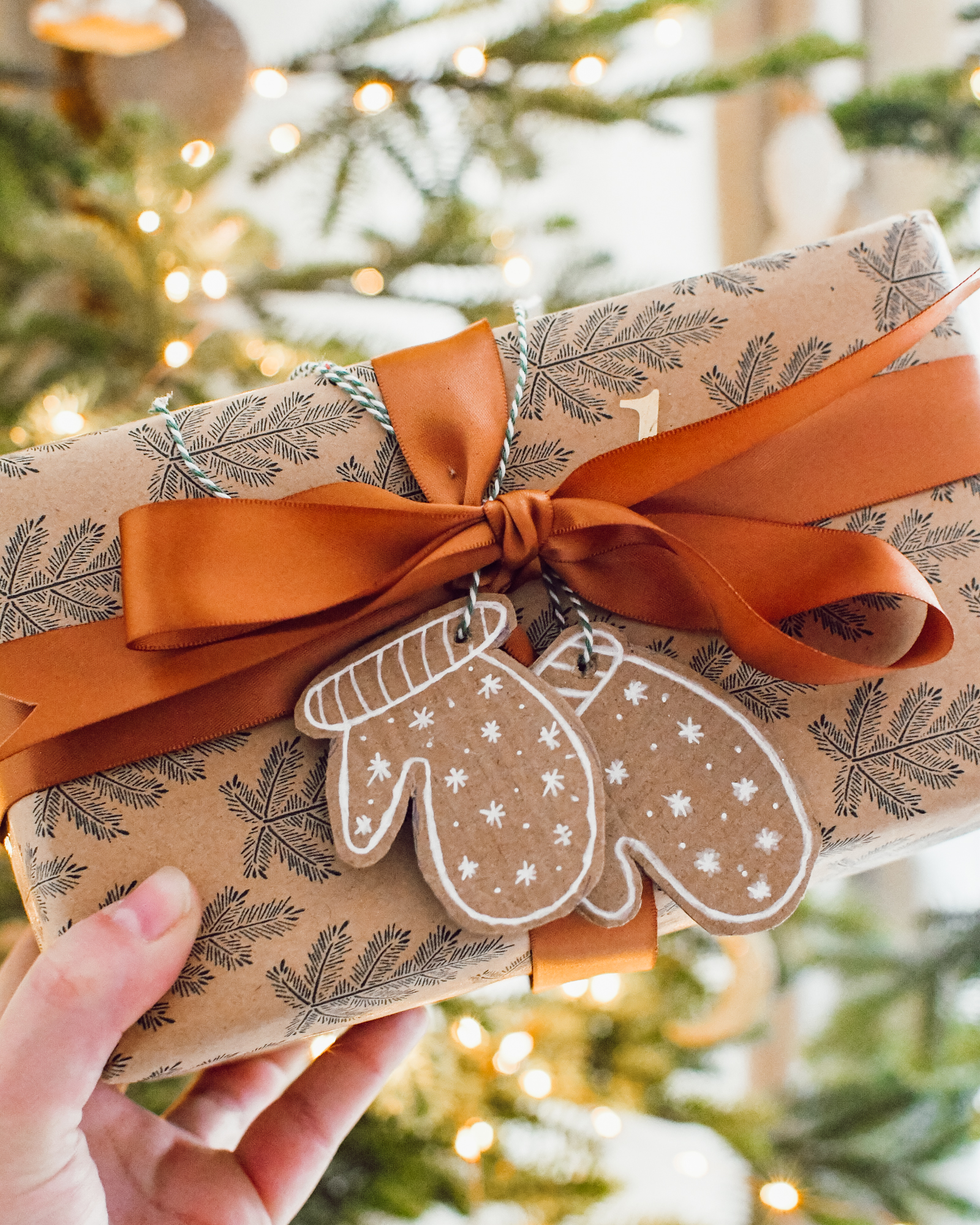 kerstcadeaus inpakken cadeaulabels maken van karton