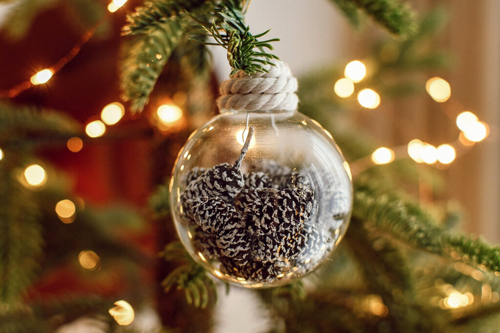 Transparante kerstballen vullen met mini dennenappels / kleine dennenappeltjes 