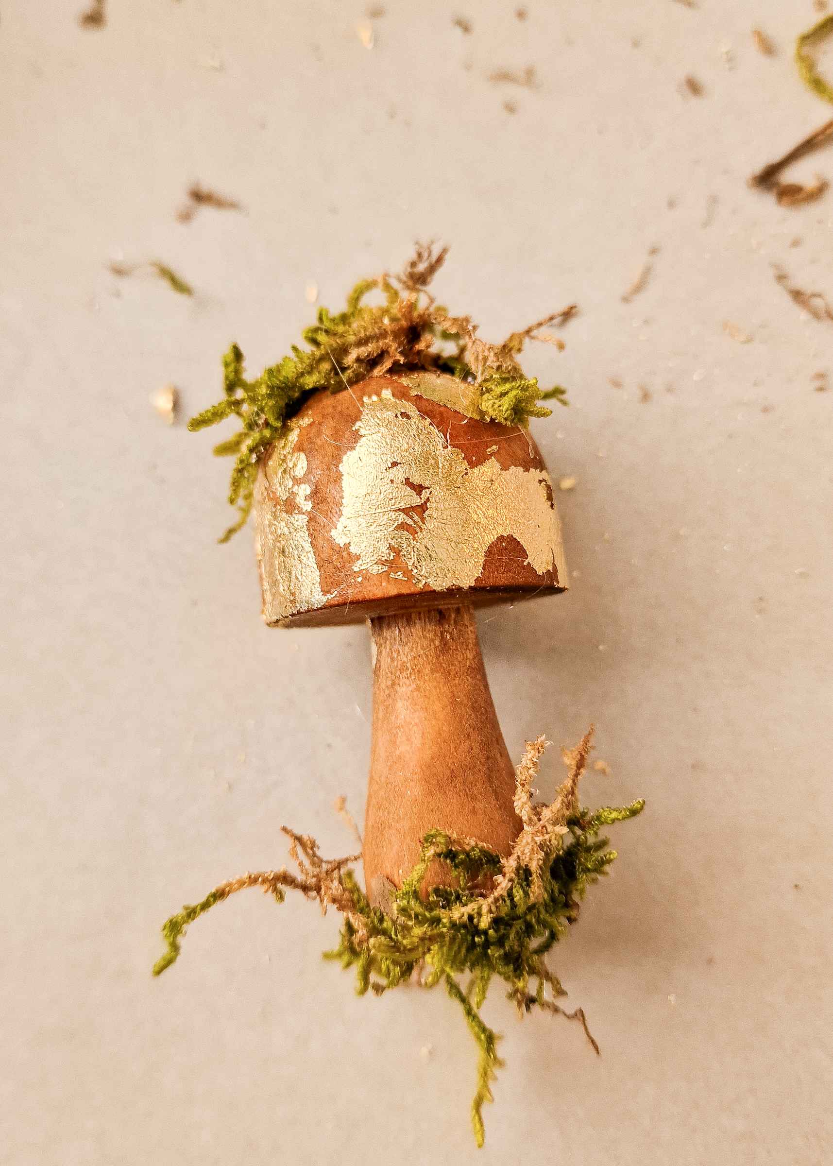 kerst ornamenten paddenstoelen: mos aanbrengen